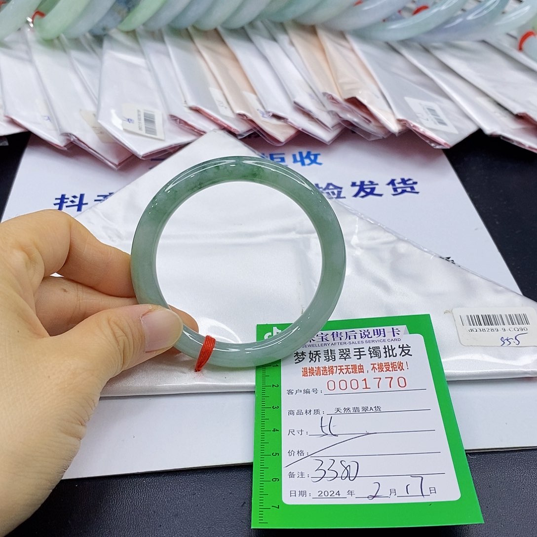 翡翠手镯未镶嵌翡翠手镯