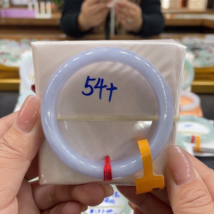 翡翠手镯未镶嵌翡翠