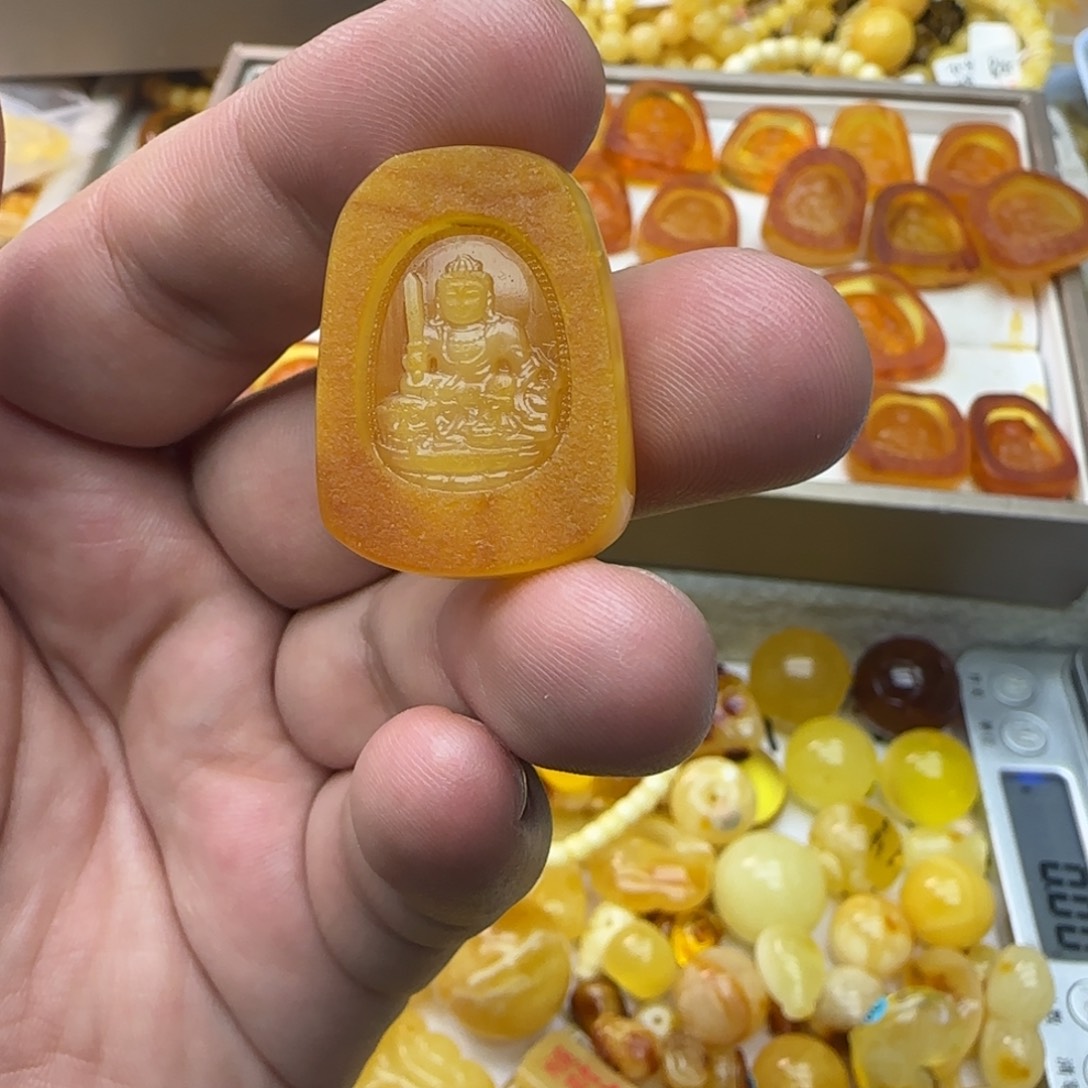 罗***妹琥珀未镶嵌裸石3.64克