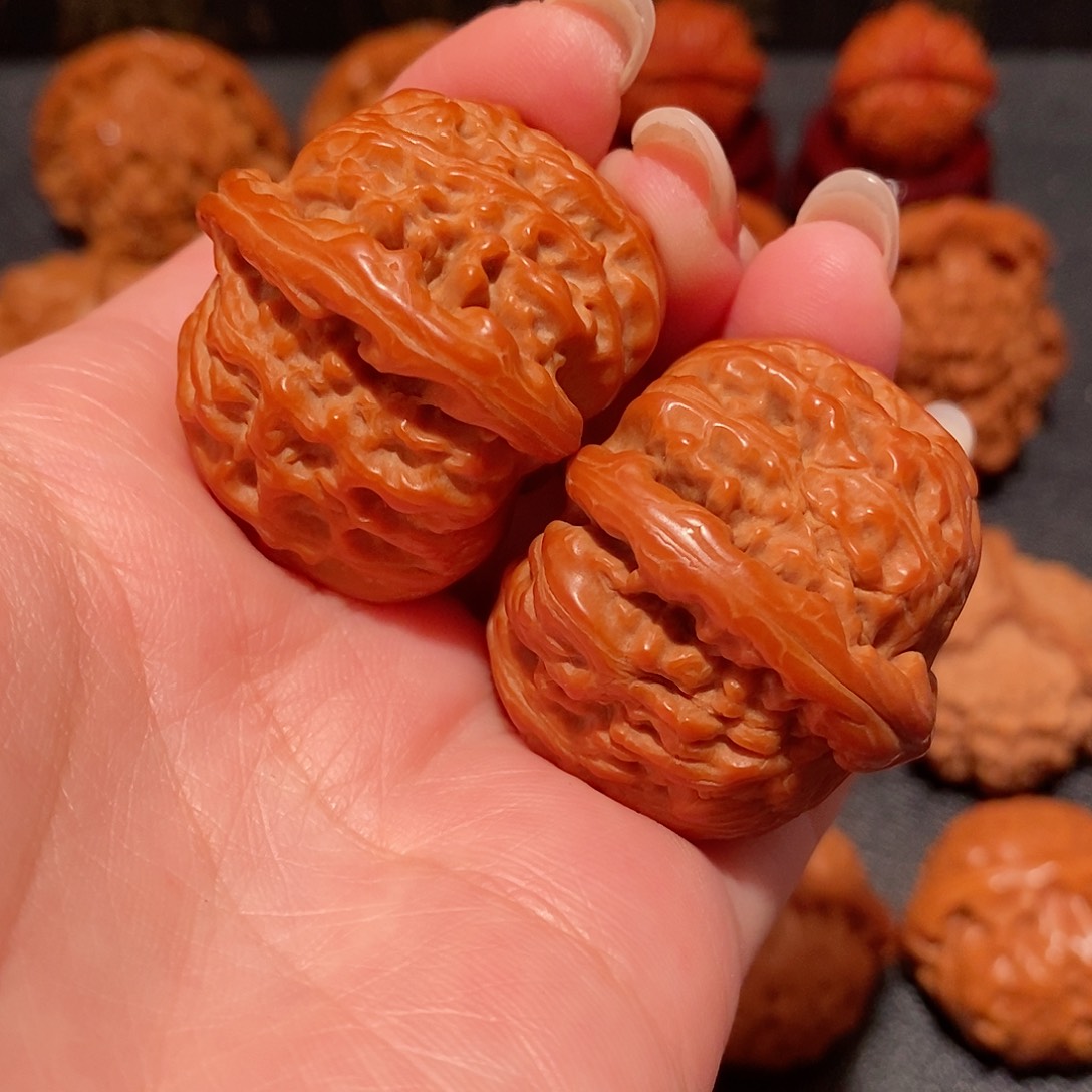 文玩核桃吊坠白狮子