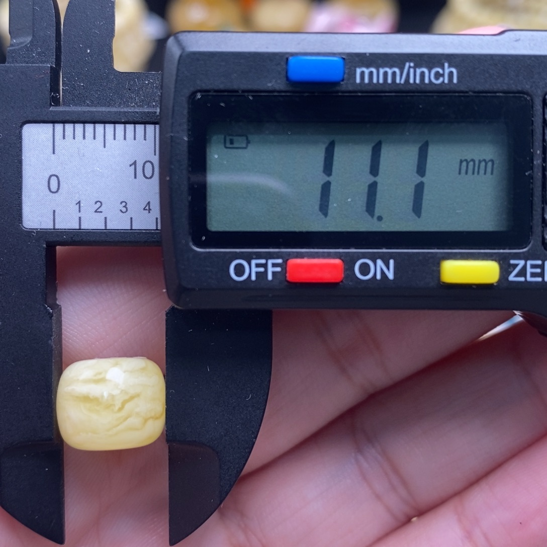 蜜蜡未镶嵌珠宝奇石