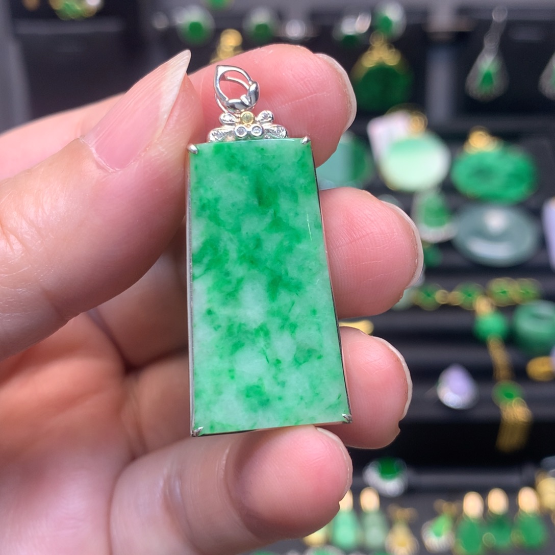 茅***姐翡翠18K金镶嵌颈饰有纹裂