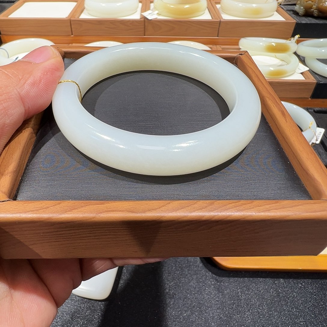 玉***花和田玉未镶嵌手镯