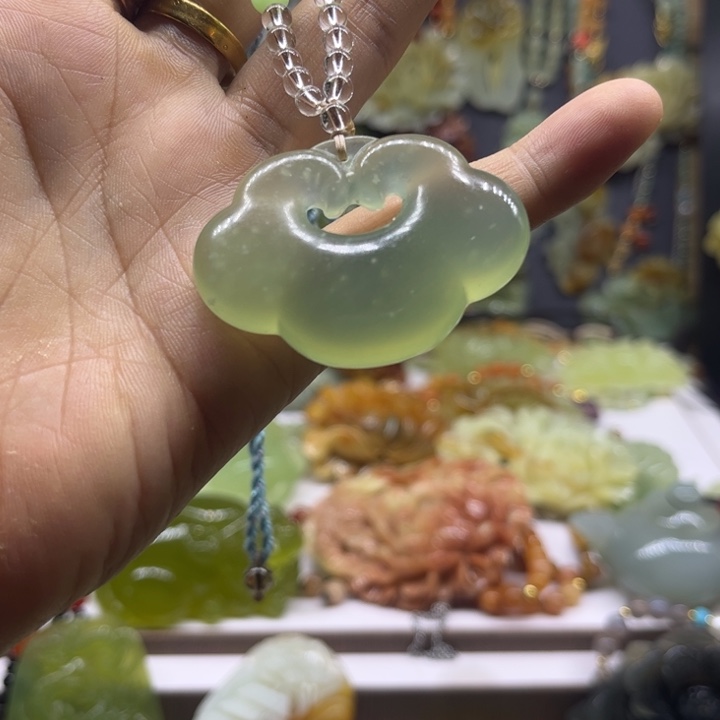 蛇纹石玉未镶嵌颈饰