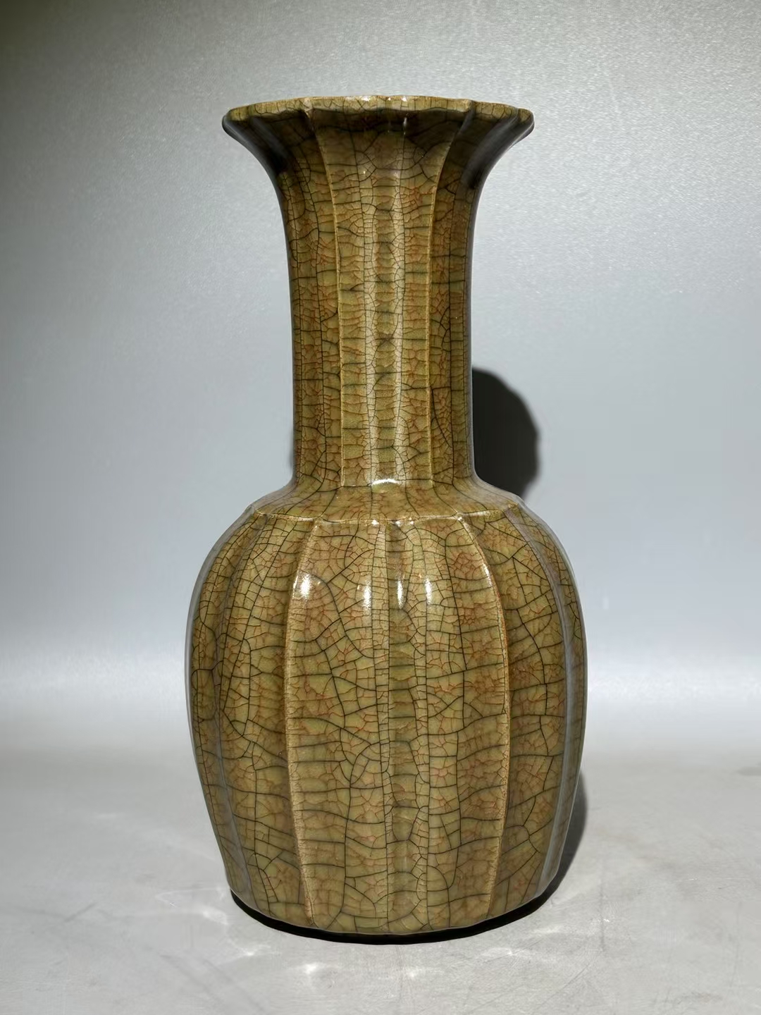 个窑金丝铁线花口瓶