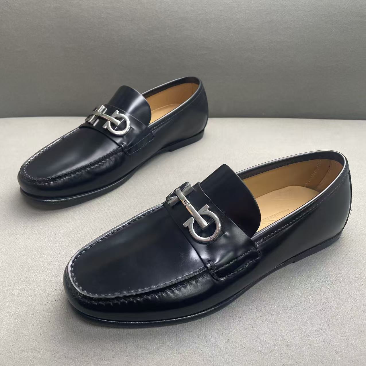 未使用 FERRAGAMO/菲拉格慕 黑色亮面皮革银扣正装皮鞋 多尺码