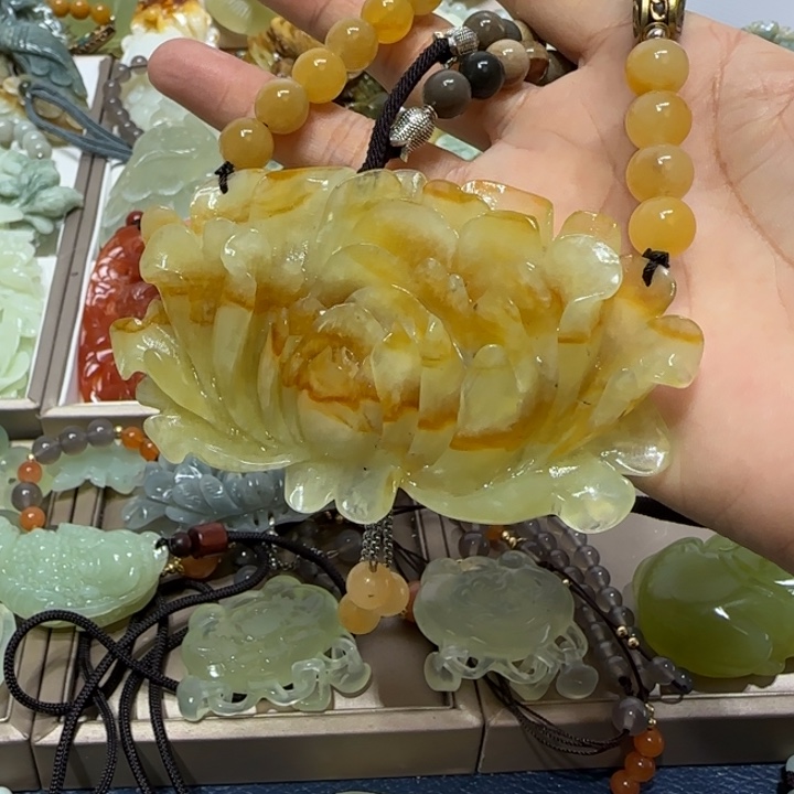 蛇纹石玉吊坠合金