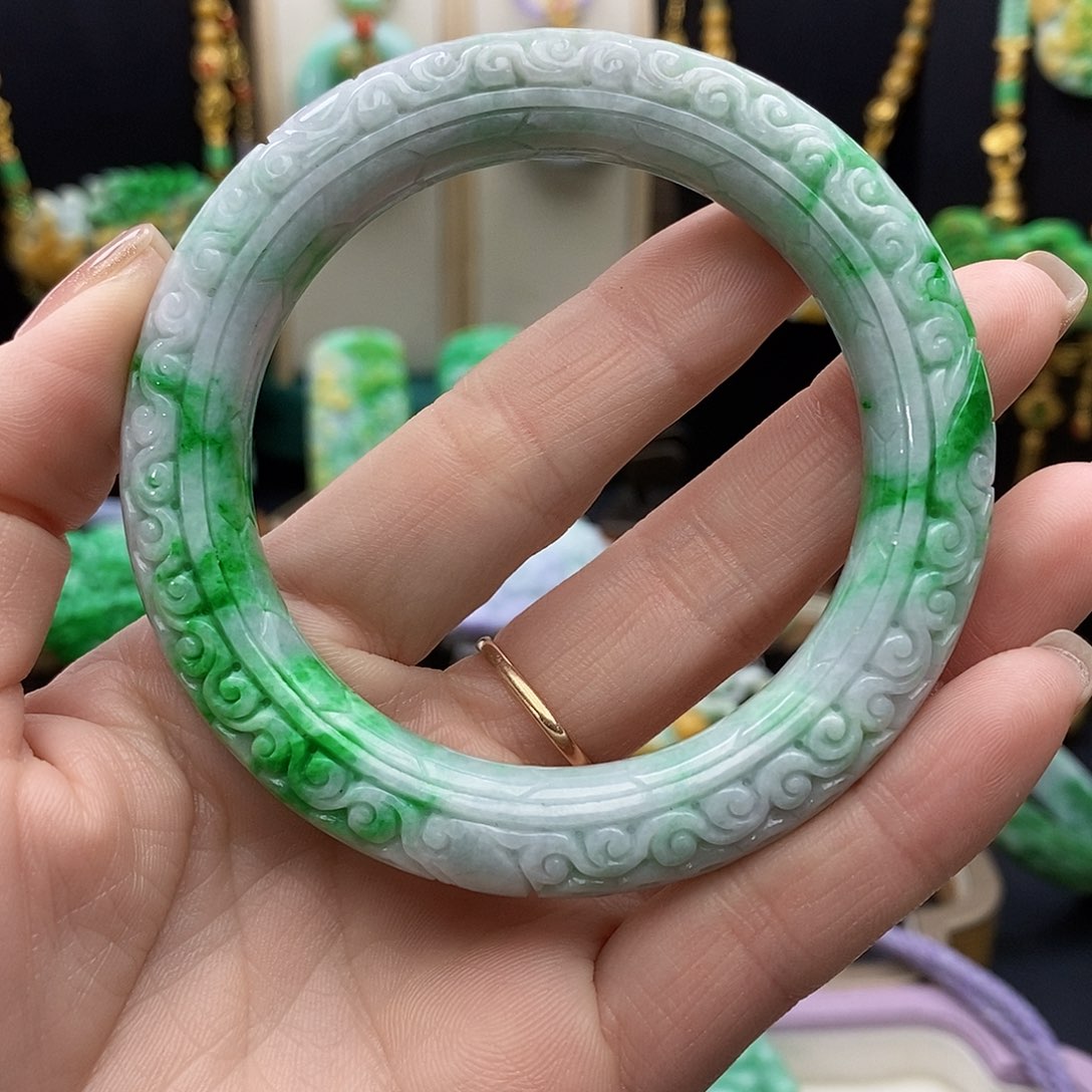 翡翠颈饰未镶嵌薇***富天然