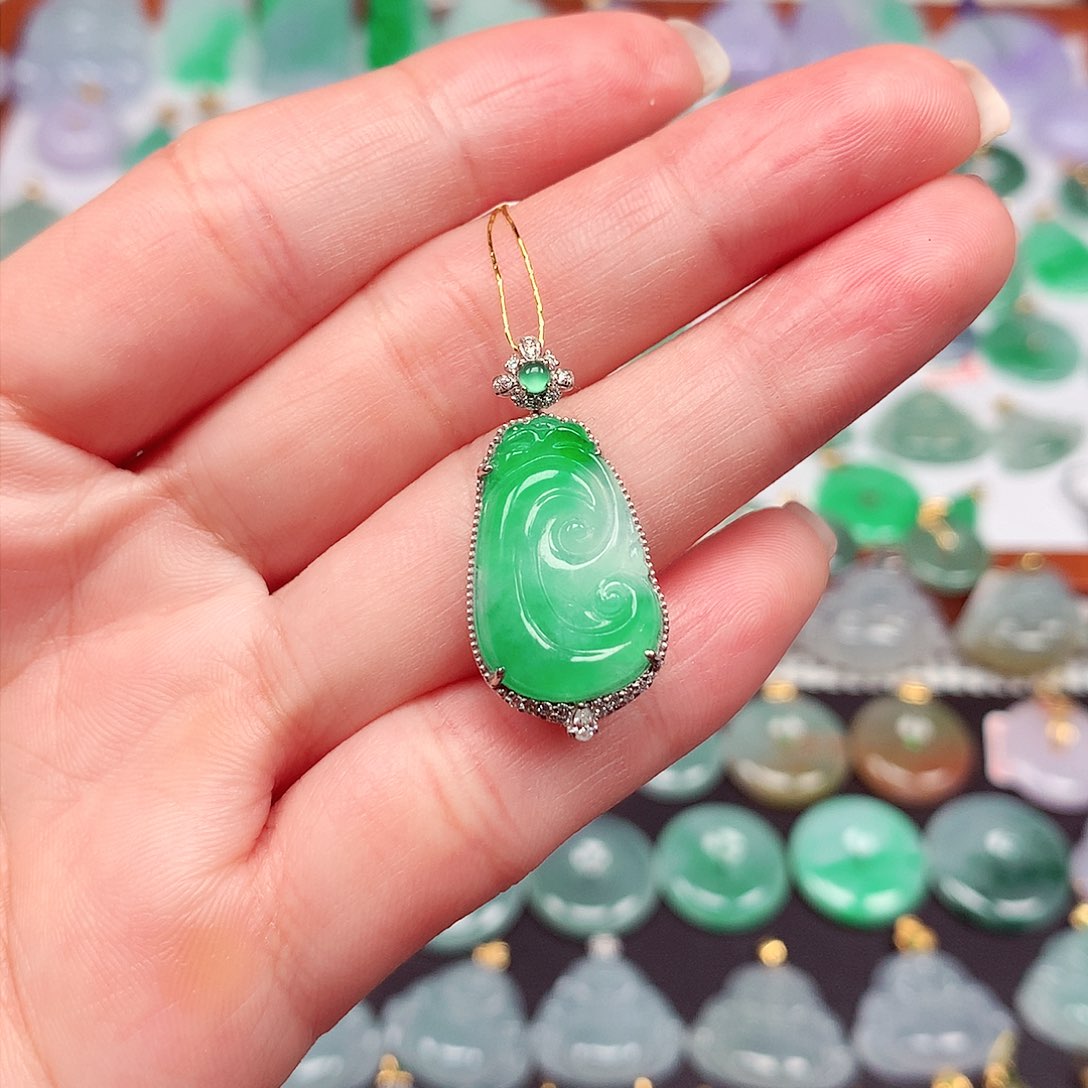 翡翠颈饰18K金镶嵌天然翡翠A货