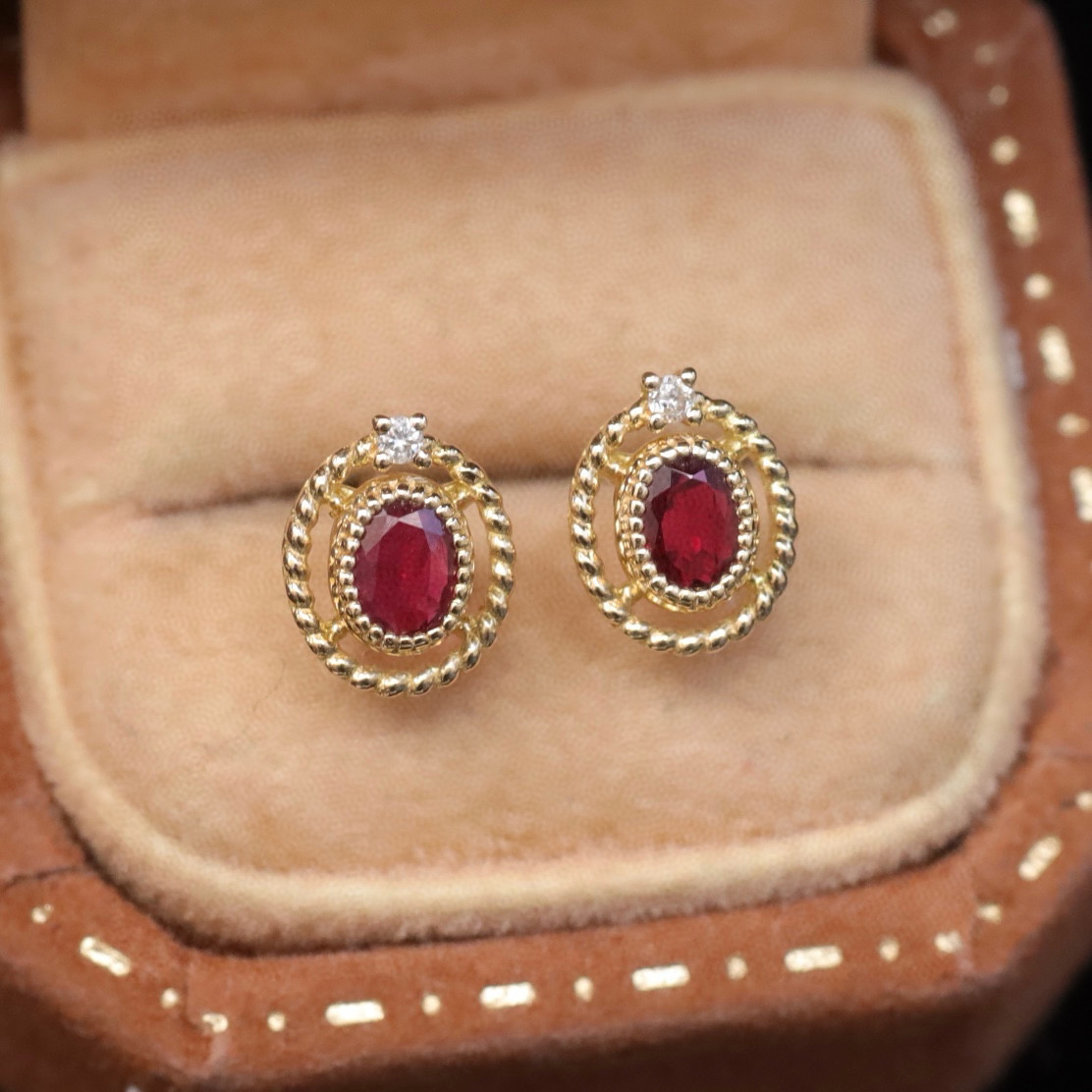 哈喽麦兜  18k金红宝石耳钉 时尚镂空珠边雕金35分鸽血红