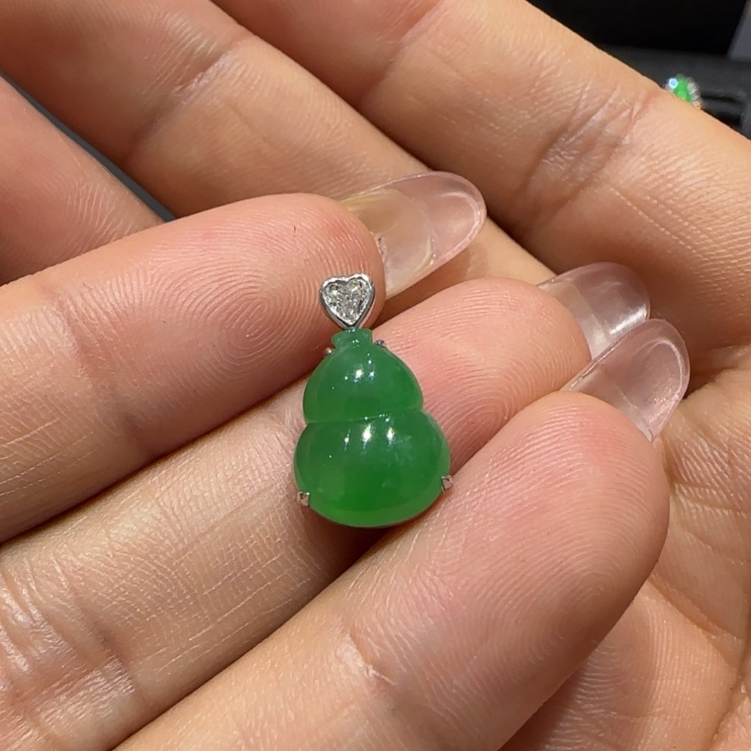 翡翠18K金镶嵌颈饰葫芦L