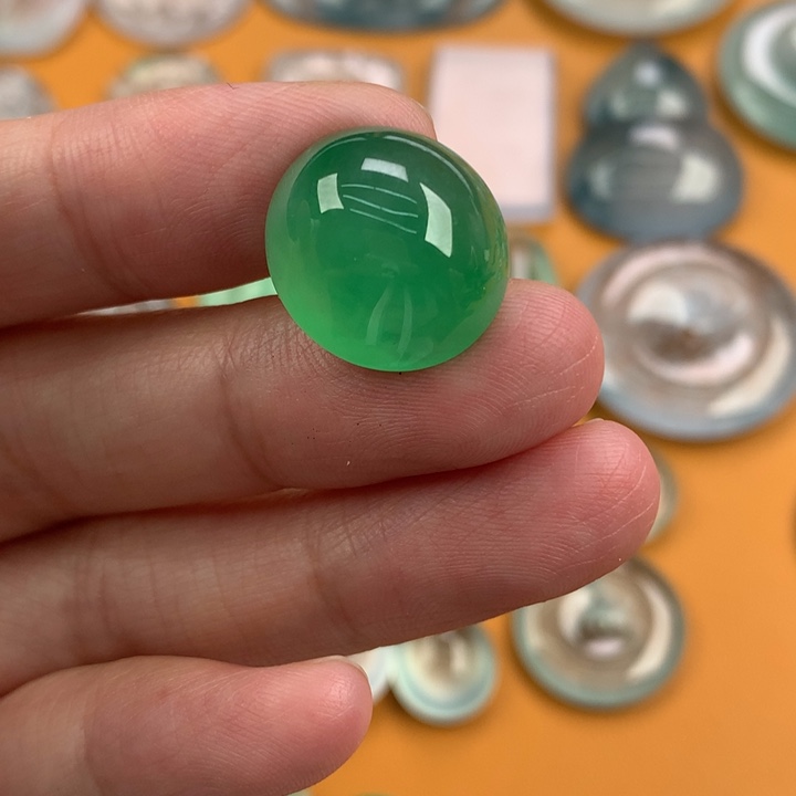 翡翠未镶嵌颈饰…..