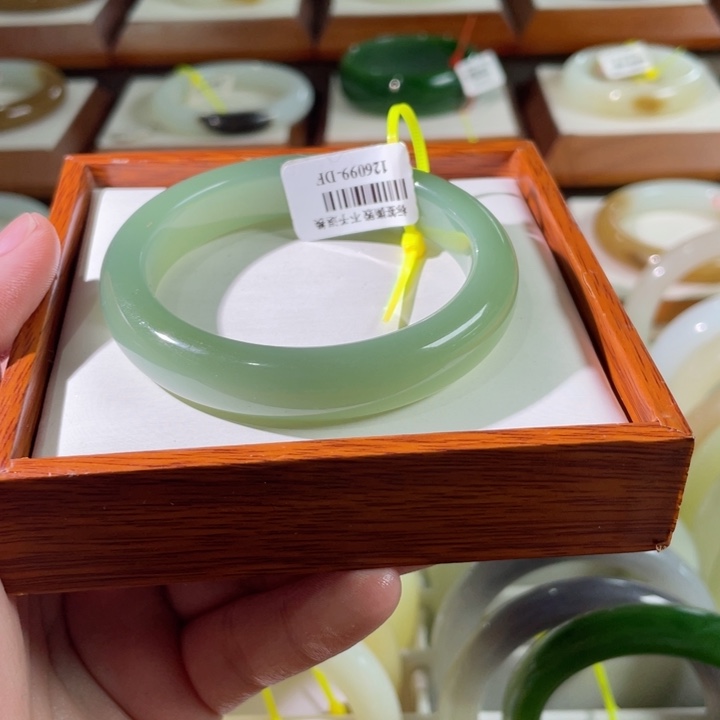 【闪购商品】和田玉手镯未镶嵌54.39