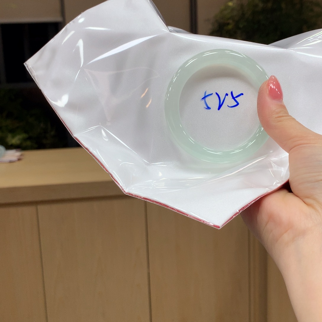 翡翠手镯未镶嵌不退不换