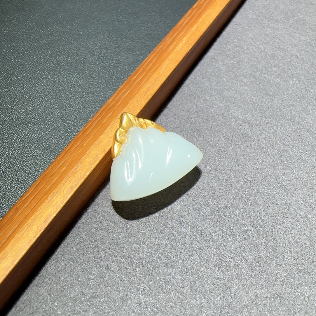 【细观珠宝】日照金山-和田玉吊坠-18K金