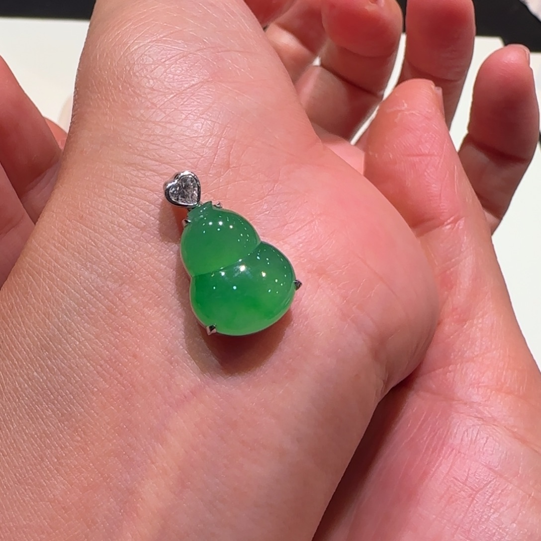 翡翠18K金镶嵌颈饰葫芦