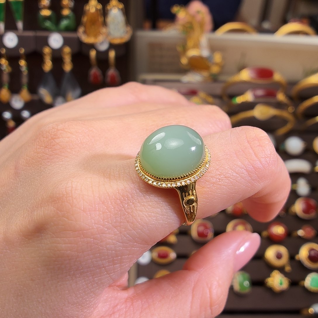 颈饰18K金镶嵌和田玉