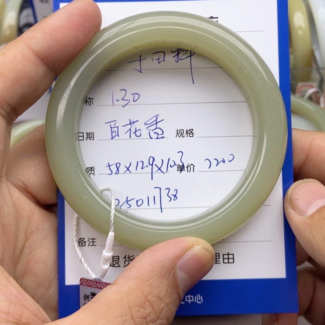 和田玉手镯未镶嵌百****?