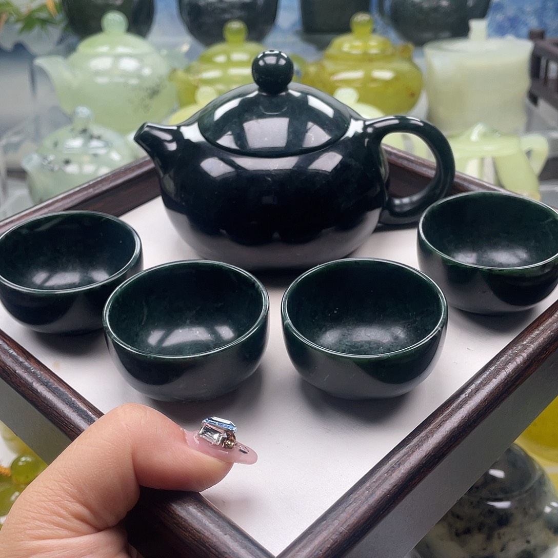 蛇纹石玉未镶嵌壶