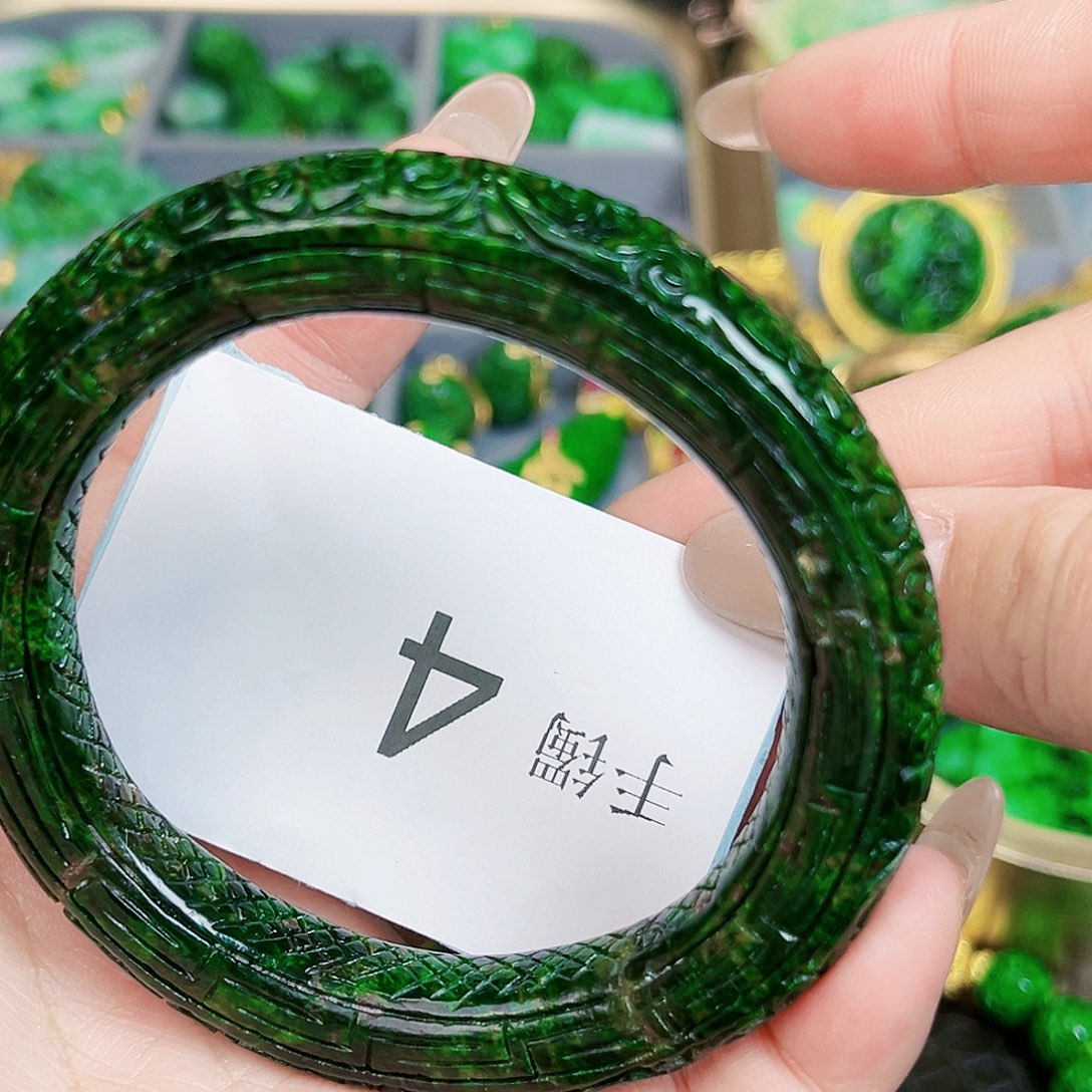 翡翠颈饰未镶嵌手镯