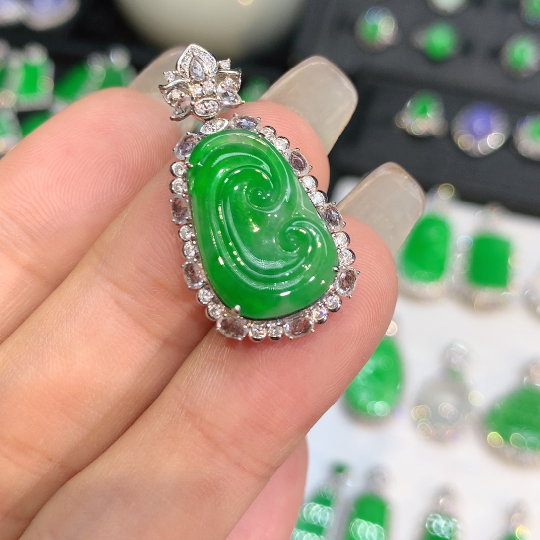 翡翠18K金镶嵌颈饰