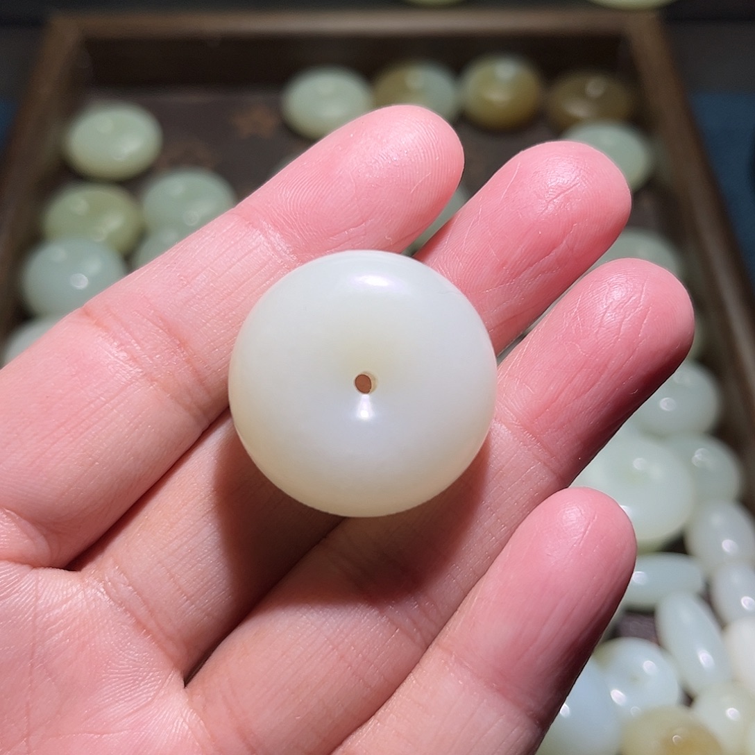 小***光和田玉未镶嵌颈饰