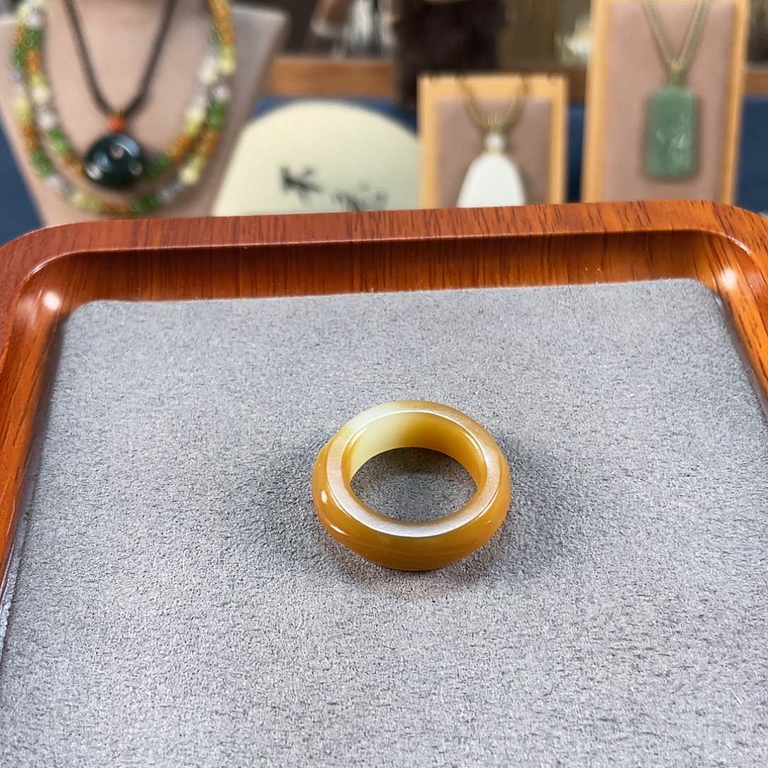 和田玉未镶嵌戒指