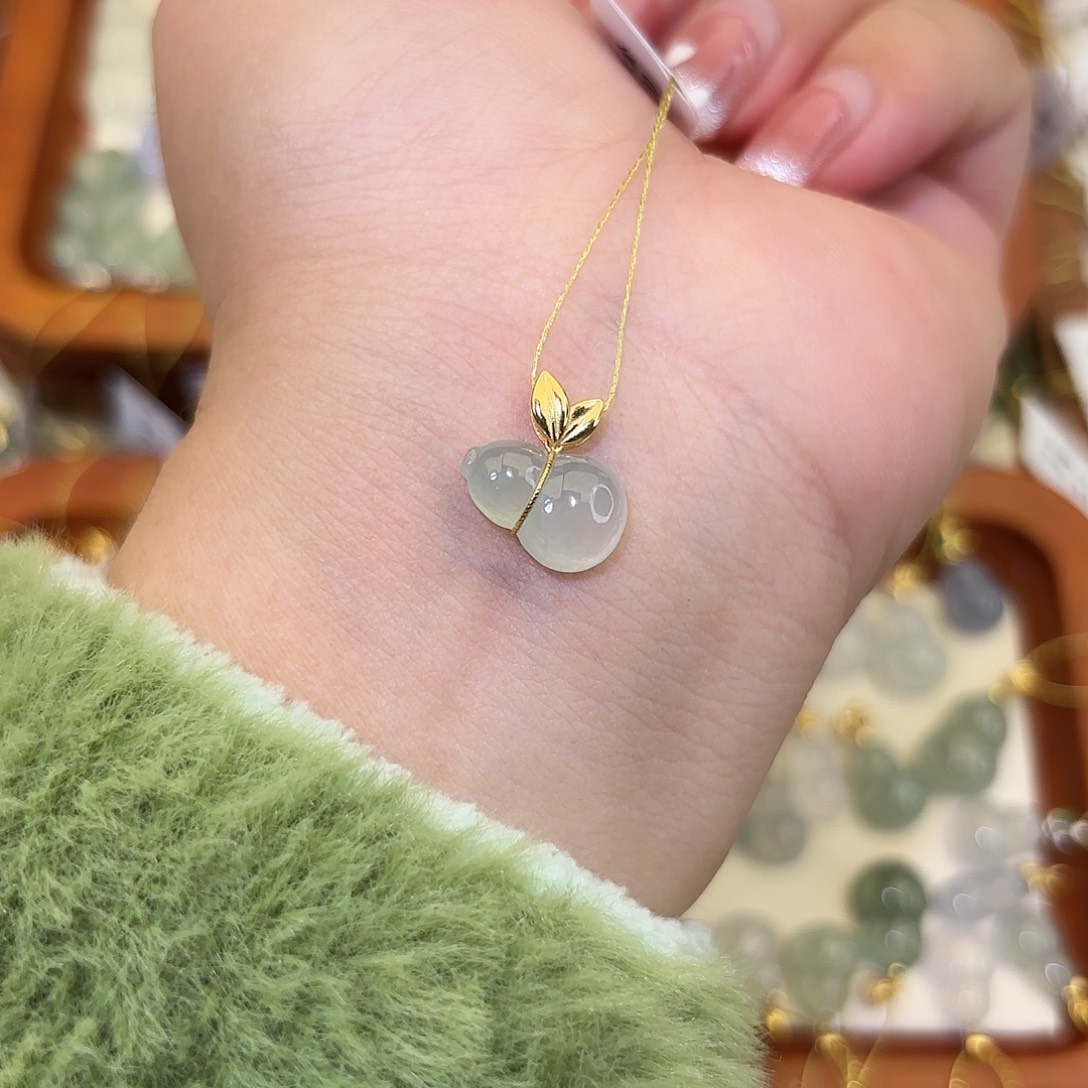翡翠18K金镶嵌颈饰葫芦
