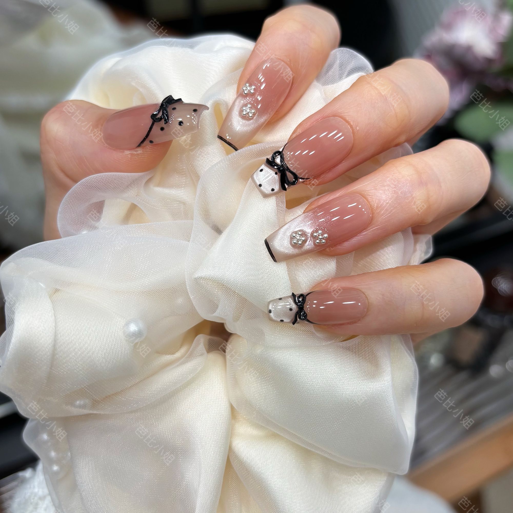 【指尖芭蕾】经典斑点蝴蝶结气质显白纯手工爆闪猫眼穿戴甲