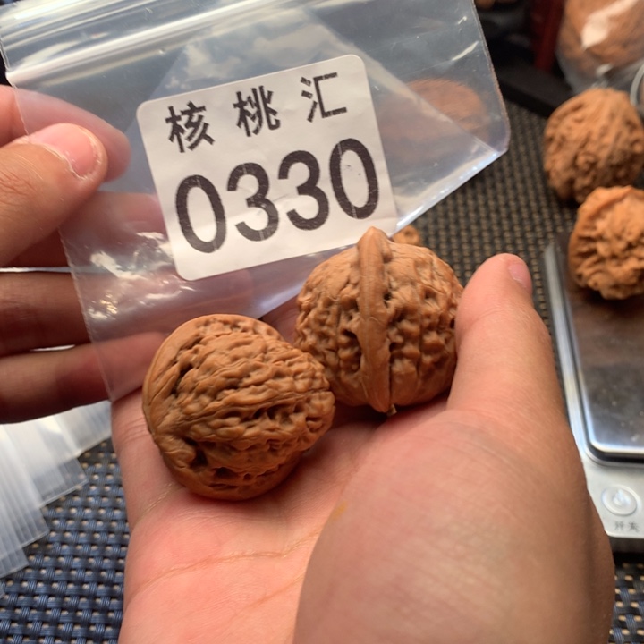 文玩核桃吊坠莲花