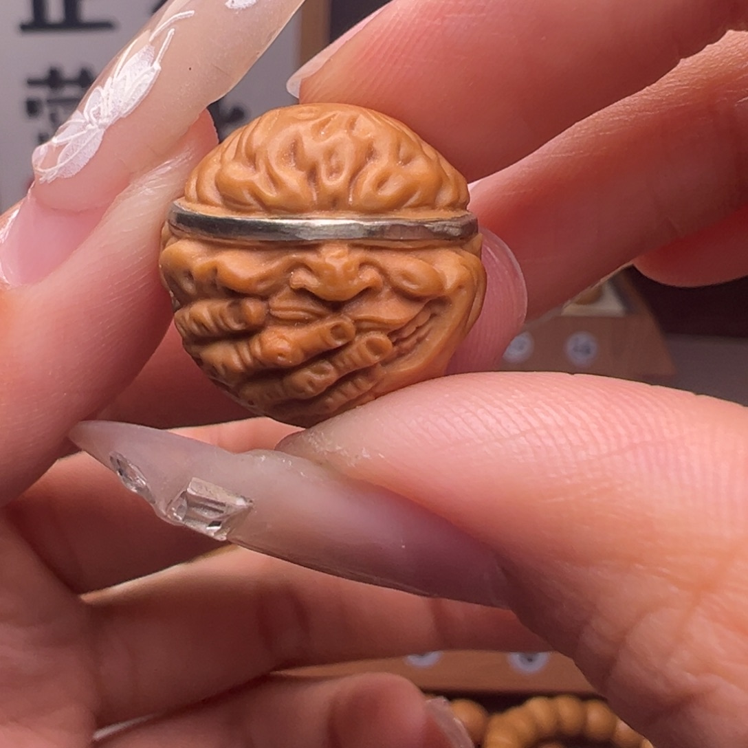 文玩核桃把件镶嵌款盲僧18左右尺寸全品有正常封口线