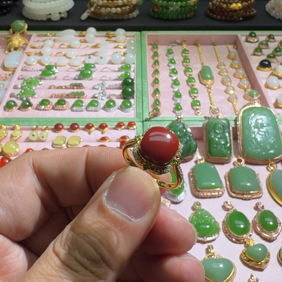 南红玛瑙戒指18K金镶嵌宋**?瓦西牛血红戒指