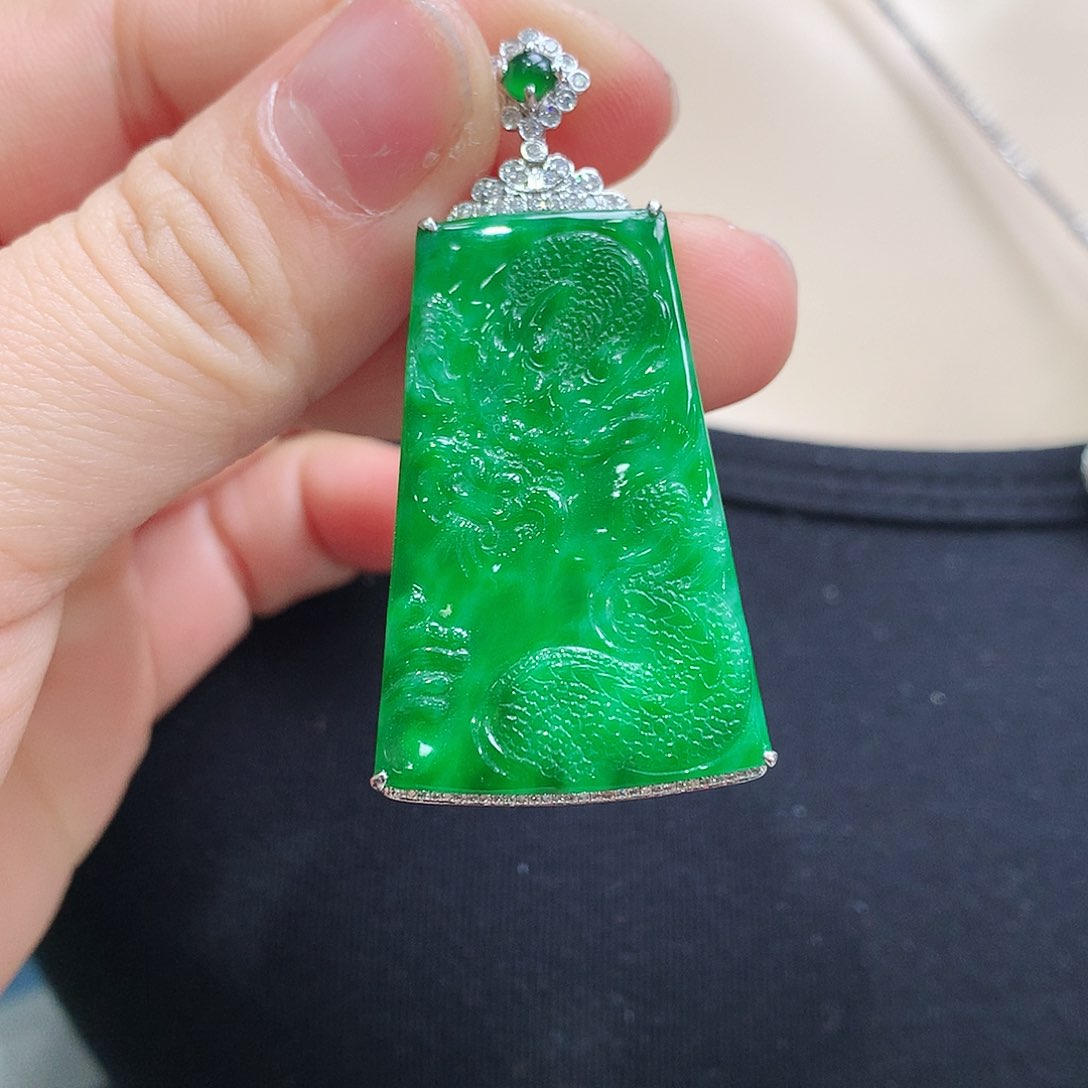 翡翠颈饰18K金镶嵌龙牌