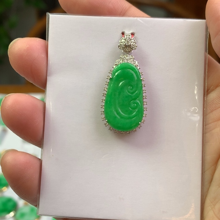 翡翠18K金镶嵌颈饰翡翠吊坠