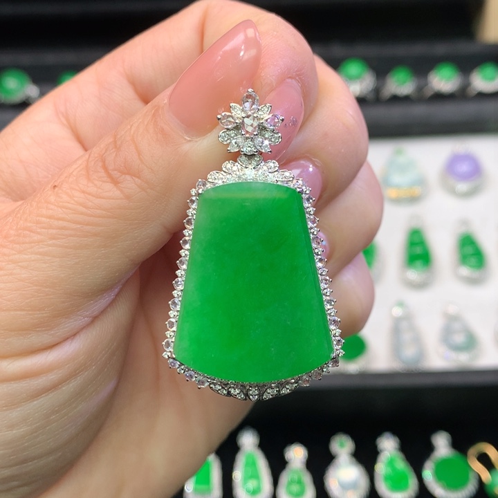 翡翠吊坠(不含链)18K金镶嵌雨**?分单