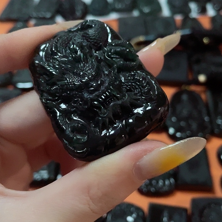 翡翠颈饰未镶嵌九*