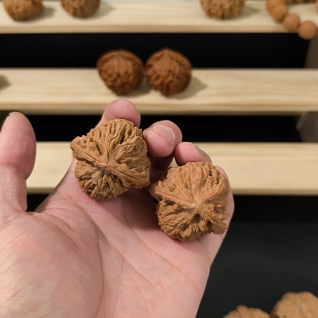 天***晴文玩核桃吊坠42南疆有黄