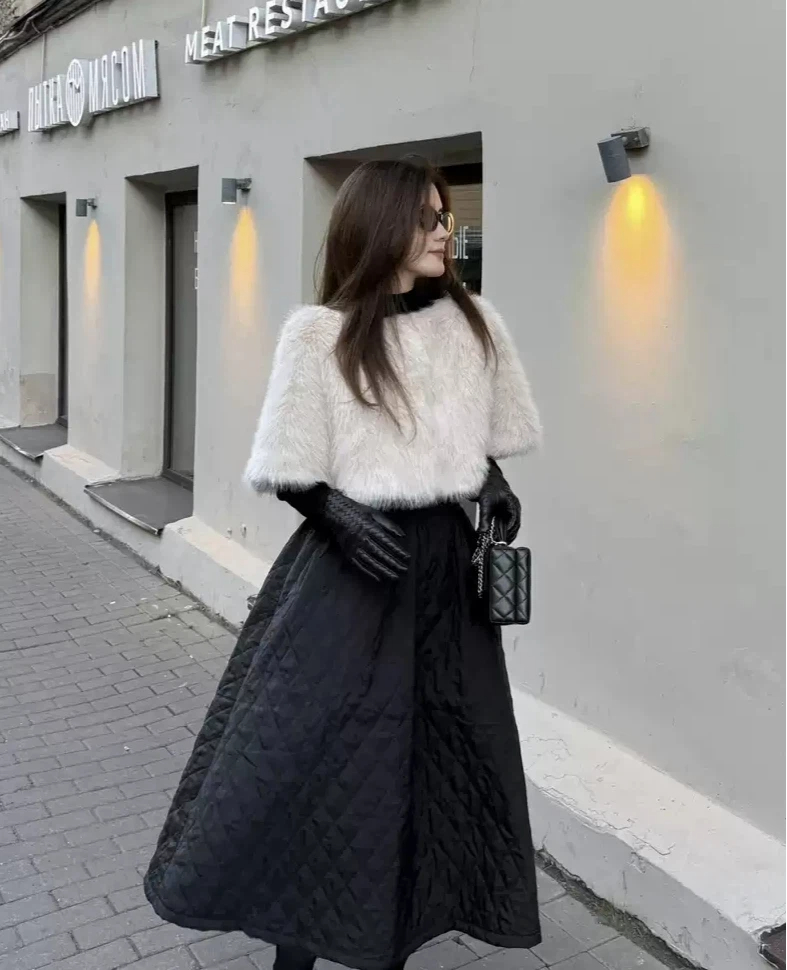 韩系氛围感简约套装秋冬格菱收腰背带连衣裙毛毛斗篷打底衫女套装