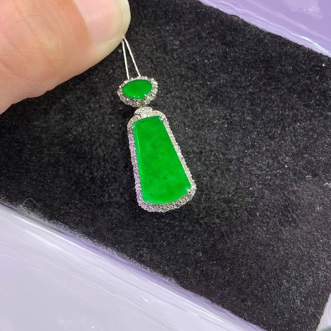 翡翠吊坠(赠链)18K金镶嵌