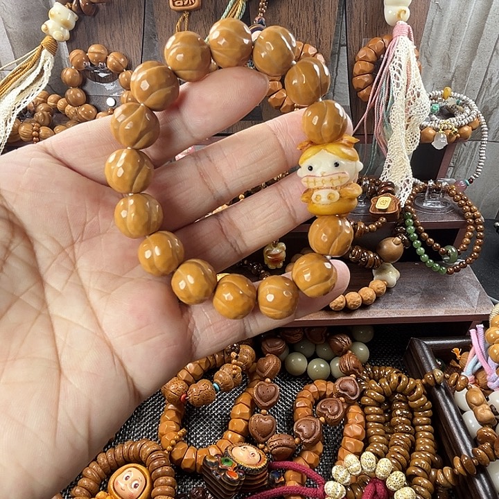 吊坠猴头核桃猴头钻面卷卷酥萌丑娃娃