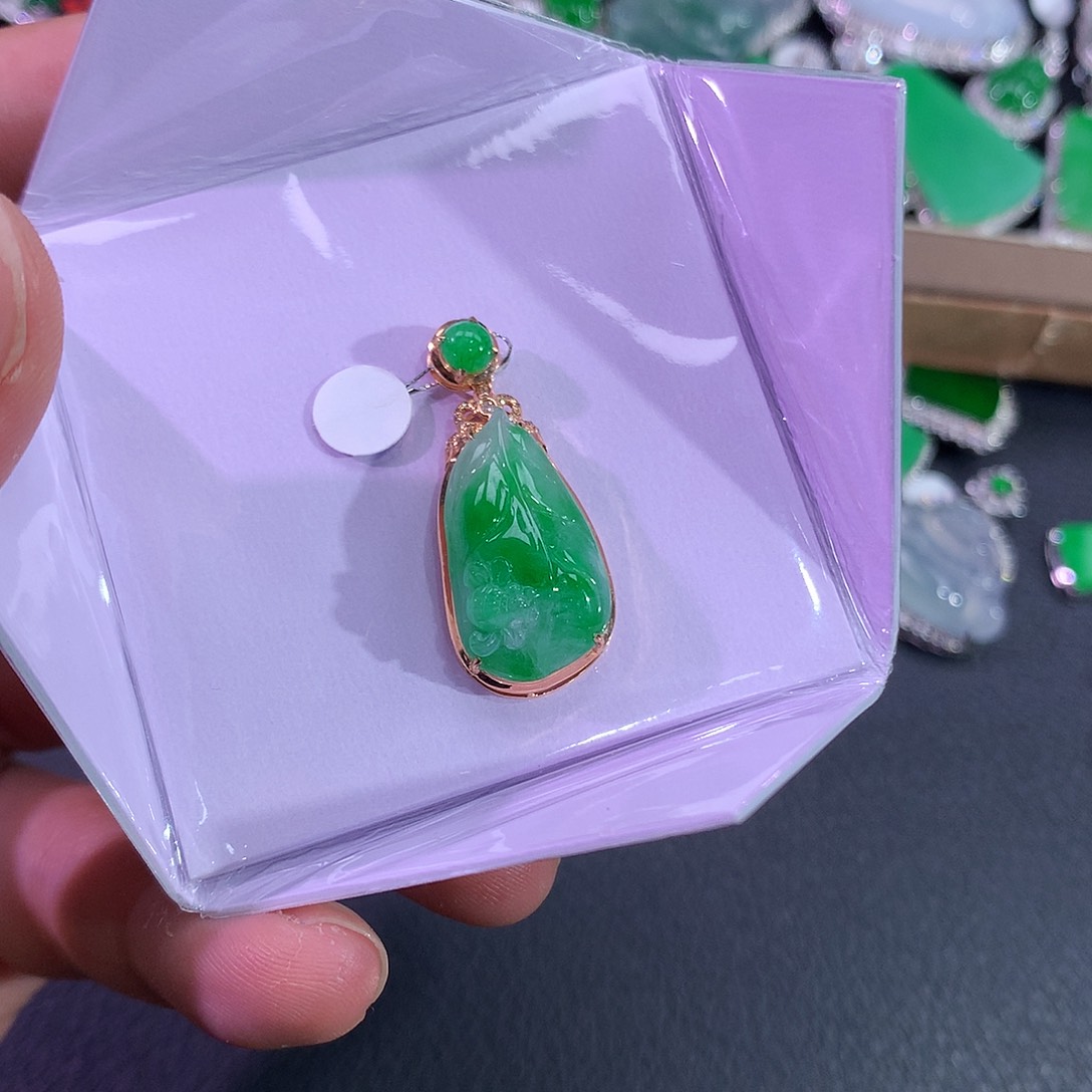 翡翠吊坠(赠链)18K金镶嵌