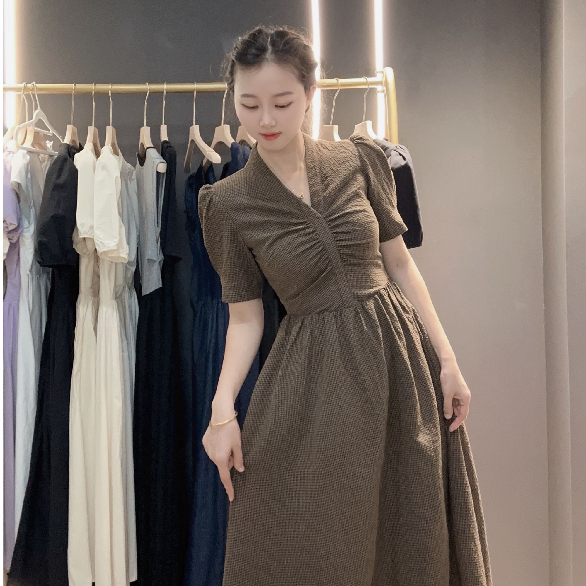 待妮高级法式赫本风遮肉显瘦v领咖格连衣裙