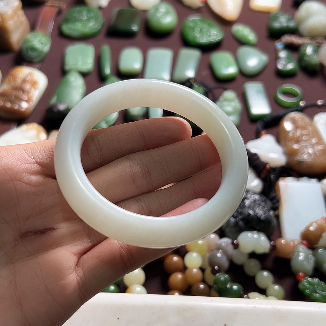 和田玉手镯未镶嵌