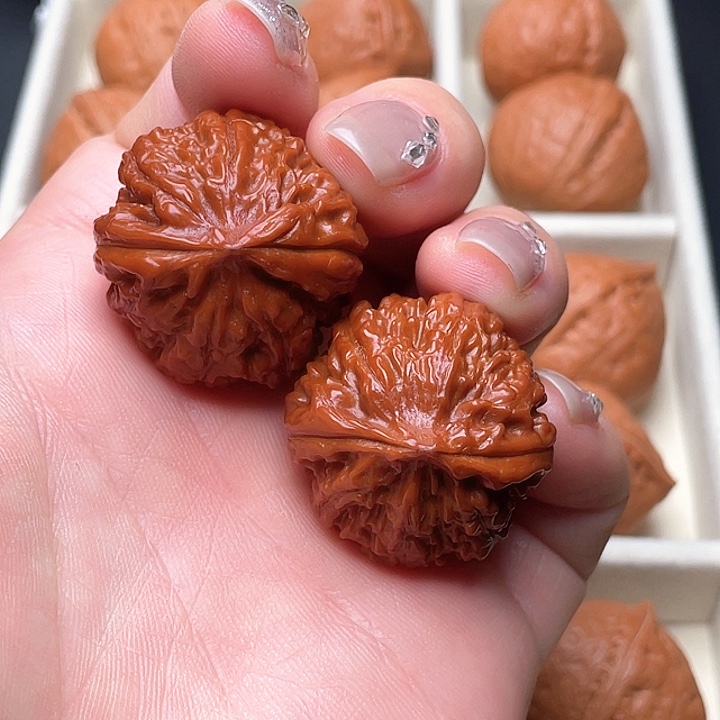 文玩核桃把件红色