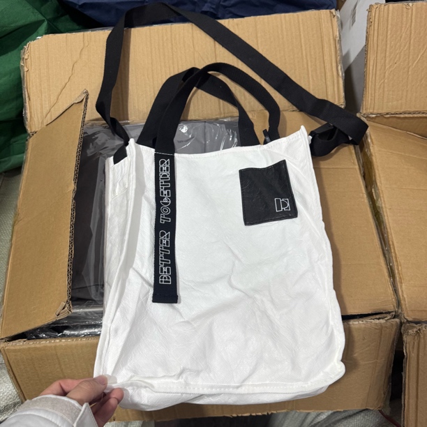 微痕迹！31*10*36cm 杜邦纸加内胆帆布厚实手提斜挎包！