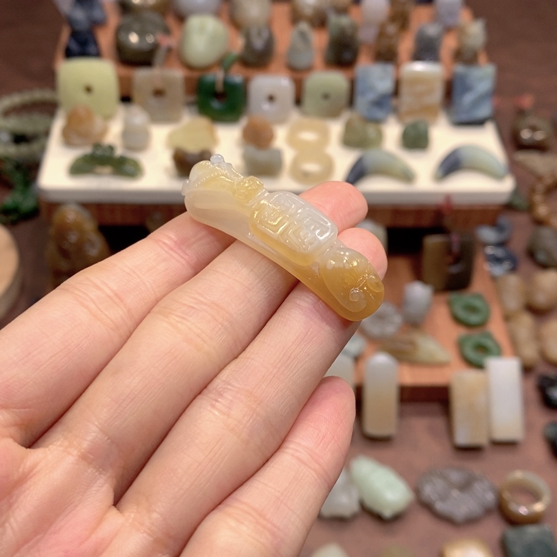 阳***光和田玉未镶嵌颈饰