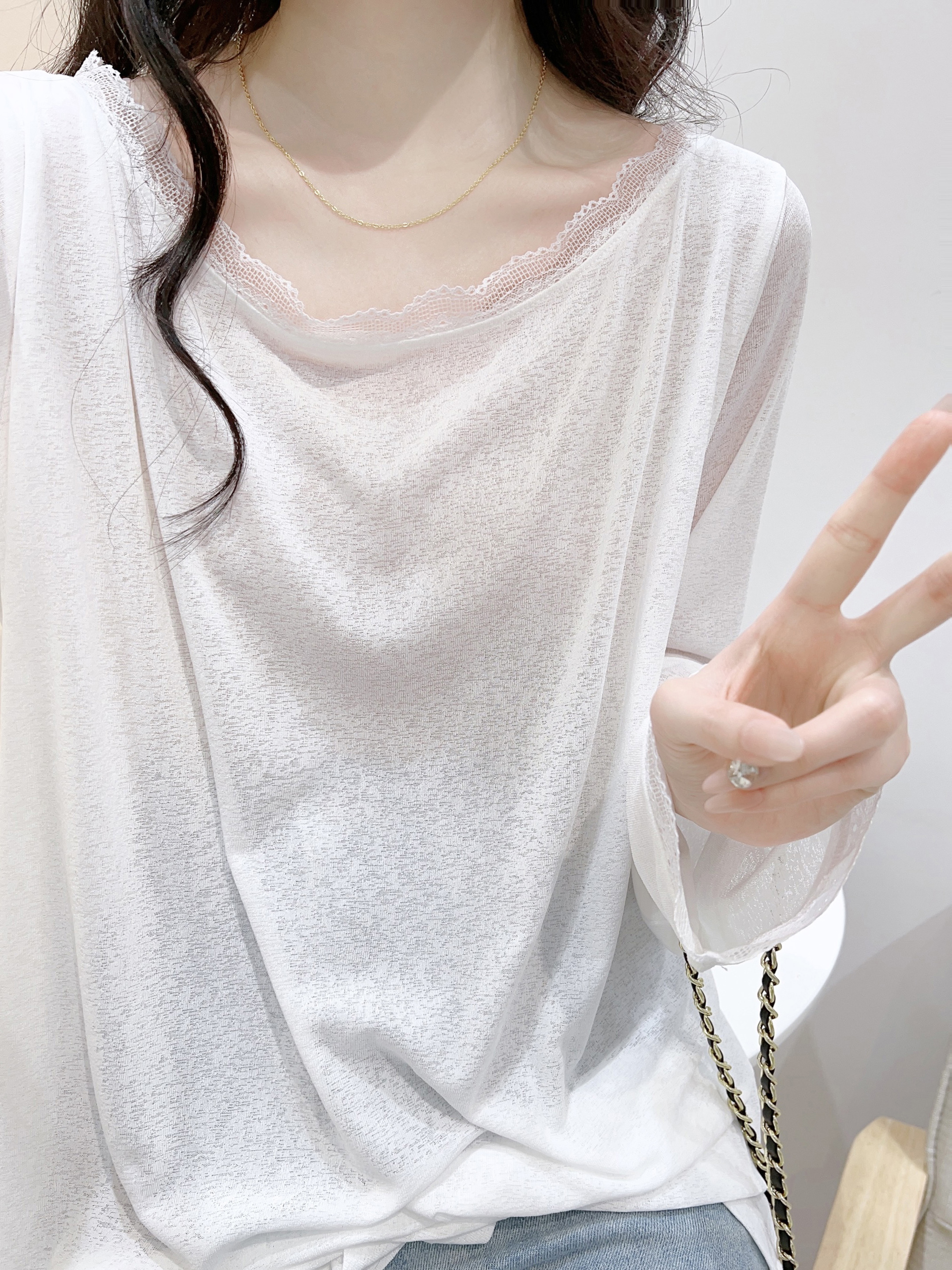 白色蕾丝拼接一字肩长袖洋气T恤女秋季宽松休闲下摆开叉微透上衣