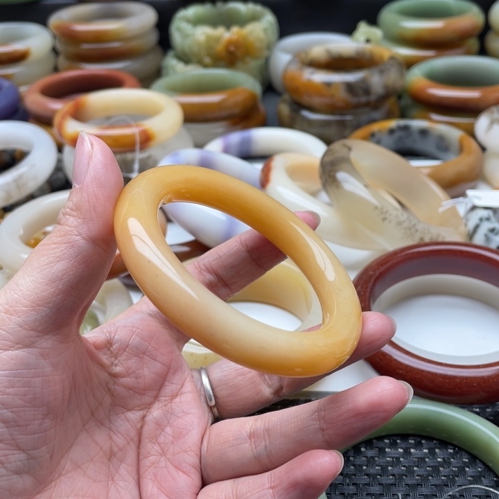 石英质玉手镯未镶嵌云*姐