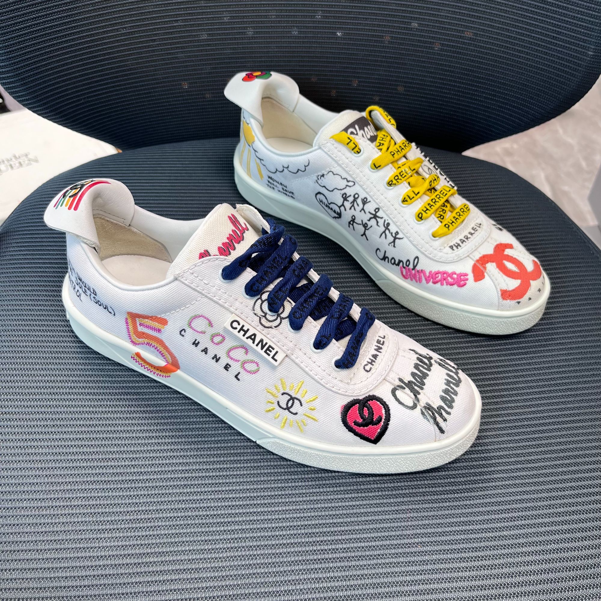 99新 Chanel/香奈儿 下地一次！37码！x pharrell 彩色涂鸦板鞋白色