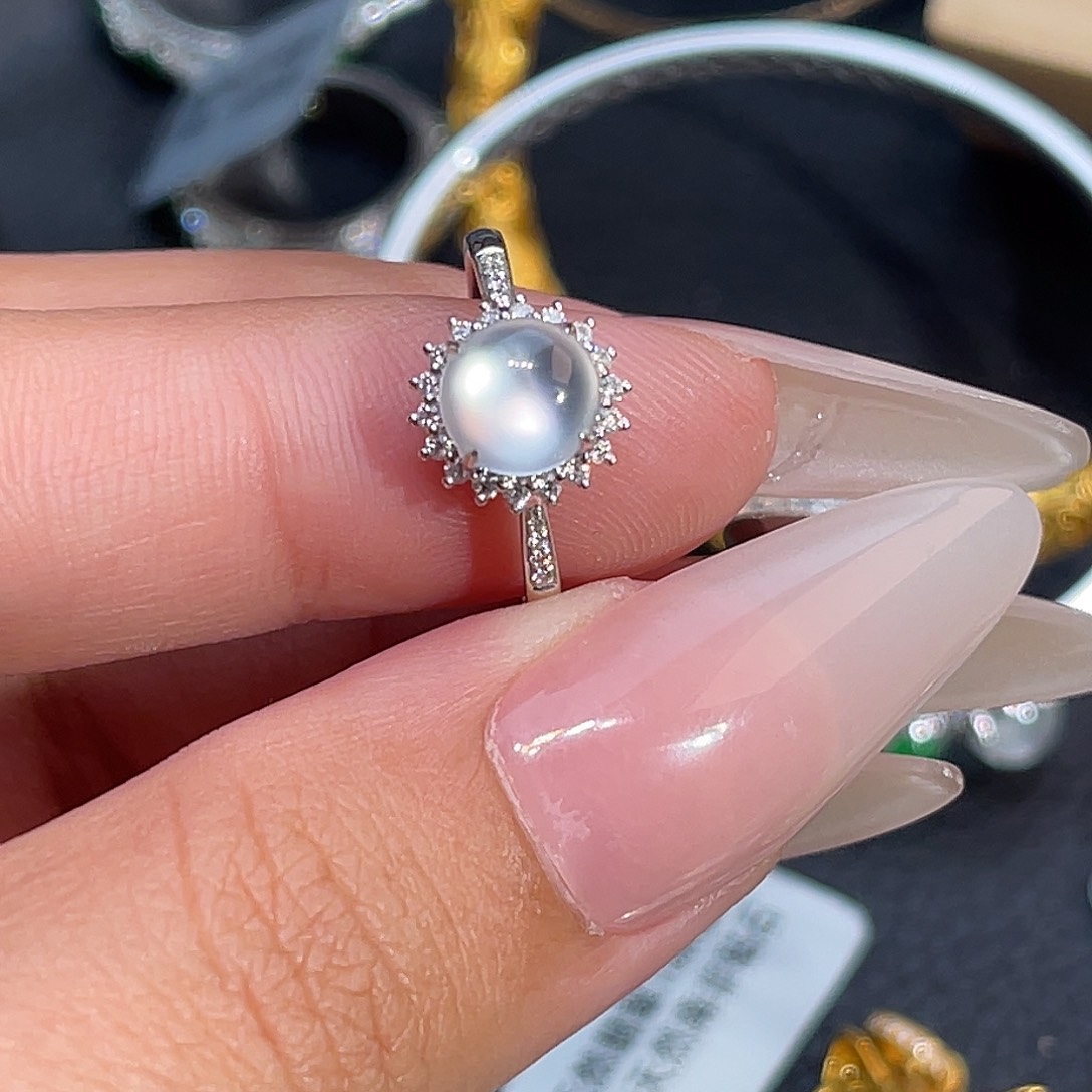 翡翠18K金镶嵌戒指蛋面